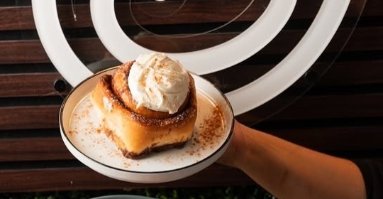 Cinnamon Roll Cheesecake